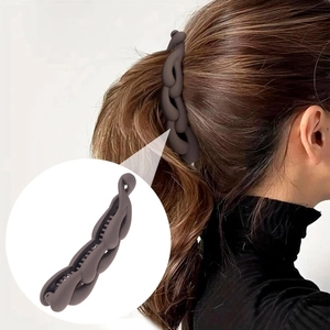 Matte dunkelbraune Bananen-Haarklammer mit Twist-Design für hohen Pferdeschwanz am Modell