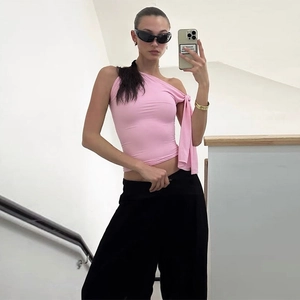 Détail d'un crop top rose à une épaule avec cordon de serrage et coupe ajustée côtelée