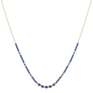 Gros plan détaillé d'un collier en chaîne dorée avec perles bleues et pierres facettées