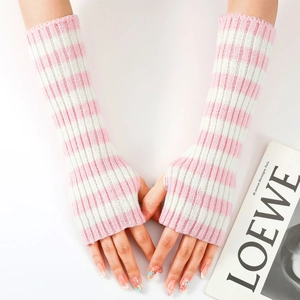 Dettaglio di manicotti in maglia a righe rosa e bianche con trama a costine e foro pollice