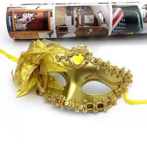 Detailansicht einer goldenen venezianischen Maske mit gelber Seitenblume und Pailletten