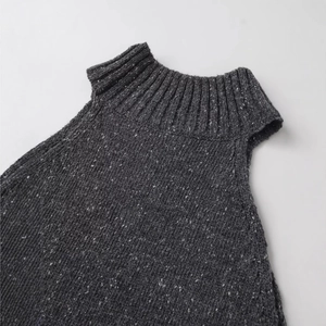 Top in maglia senza maniche grigio scuro da donna con collo alto e texture a costine
