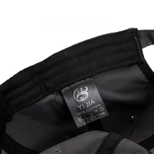 Dettaglio della trama in cotone 100% e dell'etichetta interna di un cappellino