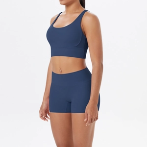 Vue détaillée latérale d'un ensemble de yoga bleu marine avec brassière en U et short taille haute