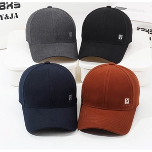 Dettaglio di quattro cappellini da baseball in grigio, nero, blu e rosso con logo
