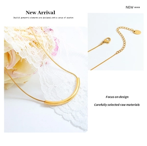 Détail du collier sourire plaqué or 18 carats avec chaîne serpent et fermoir homard