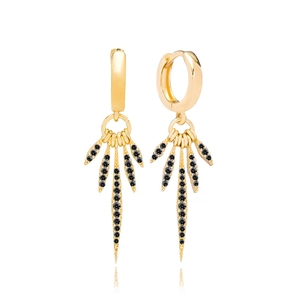 Détail macro de boucles d'oreilles créoles dorées avec éventail de pointes en zircon noir