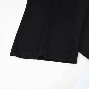 Detailansicht der schwarzen Satinhose mit Spitzenbesatz und professionellen Saumnähten