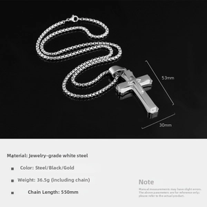 Détail macro du pendentif croix en acier inoxydable à triple couche avec dimensions