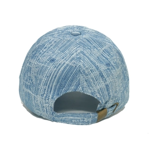 Détail de l'arrière d'une casquette de baseball tissée avec boucle réglable en bronze