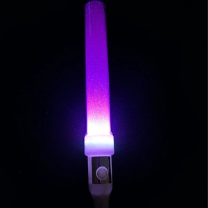 Detailaufnahme eines lila LED-Leuchtstabs mit Glitzer für Konzerte und Partys