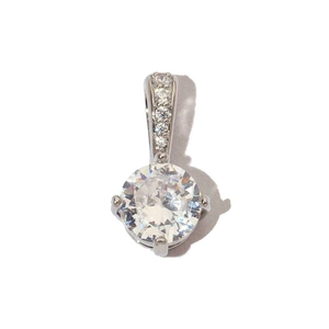 Detalle del colgante de oro de 18k con circón blanco redondo y engaste de cuatro garras