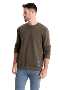 Detail of crewneck sweatshirt in olive green featuring a side blue fashion trends label
