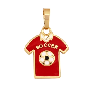 Détail d'un pendentif maillot de foot doré et rouge avec lettrage SOCCER gravé