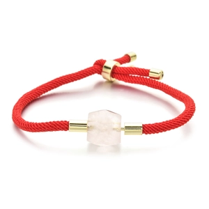 Bracelet ajustable en cordon rouge avec détails dorés et pierre hexagonale rose