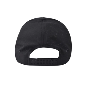 Dettaglio della chiusura snapback e dei fori tagliati al laser sul berretto da baseball