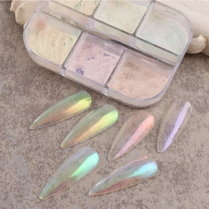 Set aus 6 Aurora-Nagelpudern in einer Box mit farbigen schillernden Display-Nagelspitzen