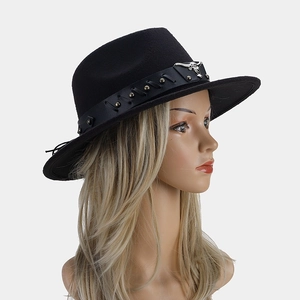 Détail du chapeau en laine noire avec bande en cuir et emblème de tête de taureau