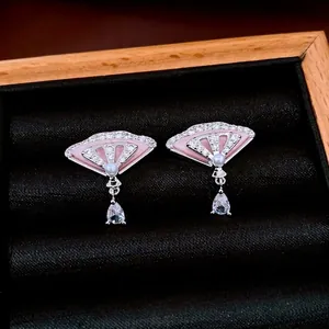 Boucles d'oreilles éventail en argent avec émail rose et gouttes de zircon étincelantes