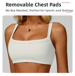 Détail de la brassière de yoga côtelée blanche avec bretelles et coussinets amovibles