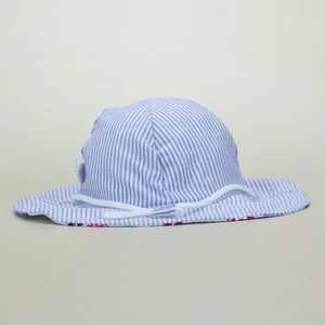 Dettaglio cappello sole neonato a righe blu con coulisse e fodera floreale