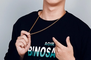 Detail shot of a golden stainless steel O-chain necklace worn by a male model