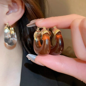Retro C-shaped resin earrings with gold metal clasp in amber and clear colors