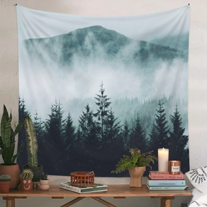 Arazzo forestale con montagne nebbiose e pini su una decorazione di parete bianca