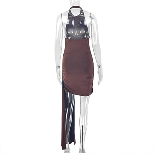 Vue arrière d'une robe moulante dos nu marron avec détails froncés sur un mannequin