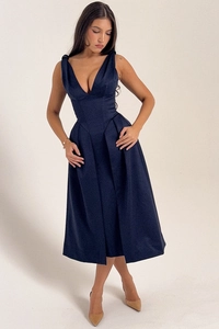 Détail d'une élégante robe longue bleu marine à col en V profond avec taille ajustée