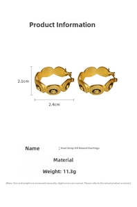Détail de boucles d'oreilles en alliage doré avec motif méandre en émail noir