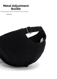 Détail de casquette en coton noir avec boucle métallique réglable pour l'ajustement