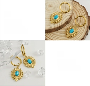 Détails de boucles d'oreilles tournesol dorées avec turquoise et finition polie
