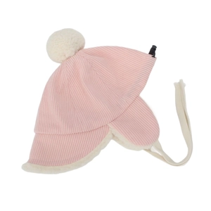 Détail du bonnet d'hiver rose en velours côtelé avec doublure en laine d'agneau