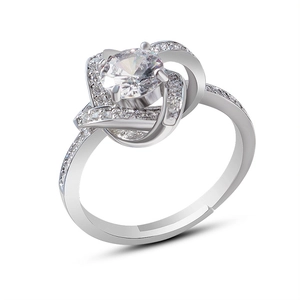 Bague élégante en argent torsadé avec une grande pierre en zircon sur un fond blanc