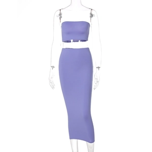 Détail de l'ensemble haut bustier violet et jupe midi moulante en tissu tricoté brillant
