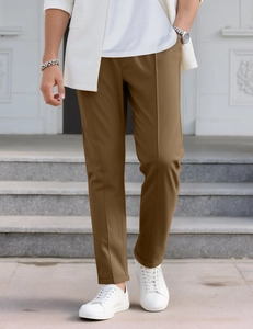 Detail der braunen Baumwoll-Twill Freizeithose mit elastischem Bund an einem Herrenmodel