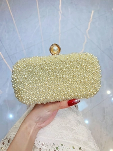 Elegante borsa da sera con perle da donna e cornice in metallo dorato per feste e gala