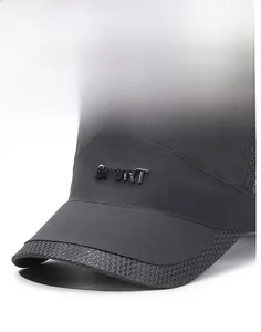 Détail de broderie SPORT 3D et maille respirante sur le bord de la casquette gris foncé