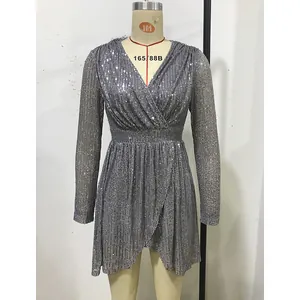 Detalle de vestido de noche con lentejuelas plateadas, escote en V y manga larga elegante