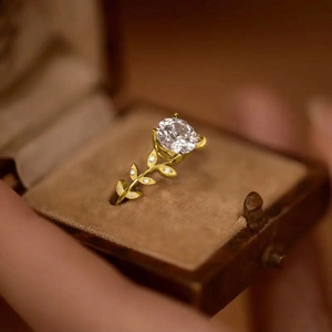 Floral laurel leaf gold ring with round sparkling main stone in vintage jewelry box