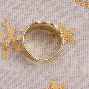 Macro shot of gold-plated daisy ring showing S925 silver stamp and adjustable opening