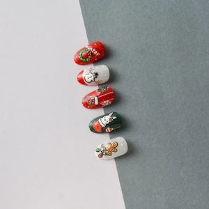 Detail von 5D-geprägten Weihnachts-Nagelstickern mit Schneemann- und Lebkuchenmann-Motiven