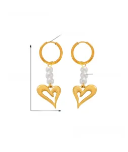 Vue détaillée montrant les dimensions de boucles d'oreilles cœur en acier titane doré