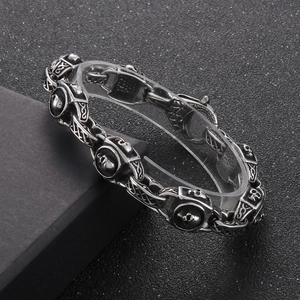 Vista dettagliata del bracciale teschio retrò argento punk con catena a maglie