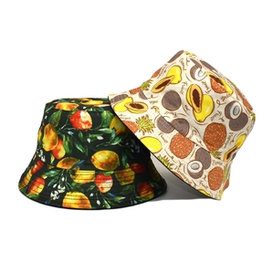 Double-sided reversible bucket hat with tropical fruit prints in black and beige canvas
