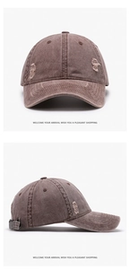 Dettaglio cappellino da baseball rosso vintage lavato con fibbia in metallo regolabile