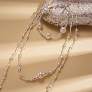 Collier de perles baroque multicouche avec chaîne argentée au style vintage élégant