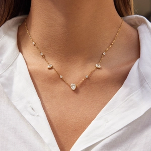 Collier en acier inoxydable plaqué or 18 carats avec zircons poires et ronds
