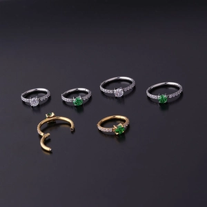 Hinged Clicker Piercing aus Edelstahl mit klaren und grünen Zirkonia Steinen besetzt